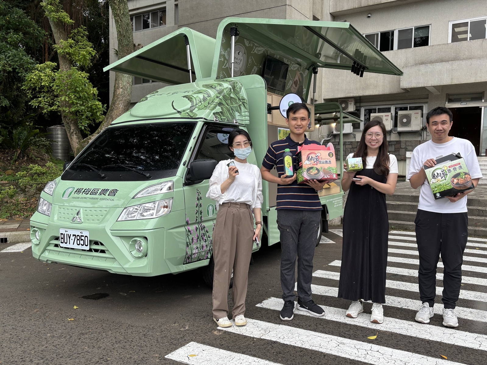 梅農會仙草彩繪車現身中華汽車楊梅廠，得利卡吸睛模樣造成廠內風潮，有效帶動仙草銷售佳績